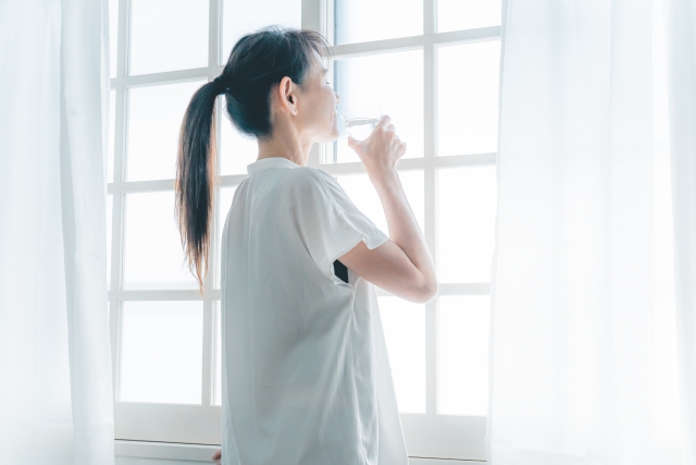 寝る直前の水よりも、朝起きてからの白湯！